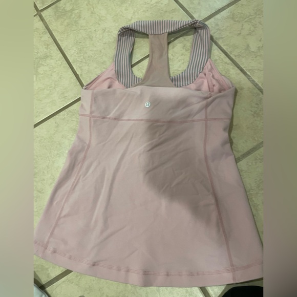 LULULEMON BUNDLE.  Size 6 tops - Picture 5 of 7